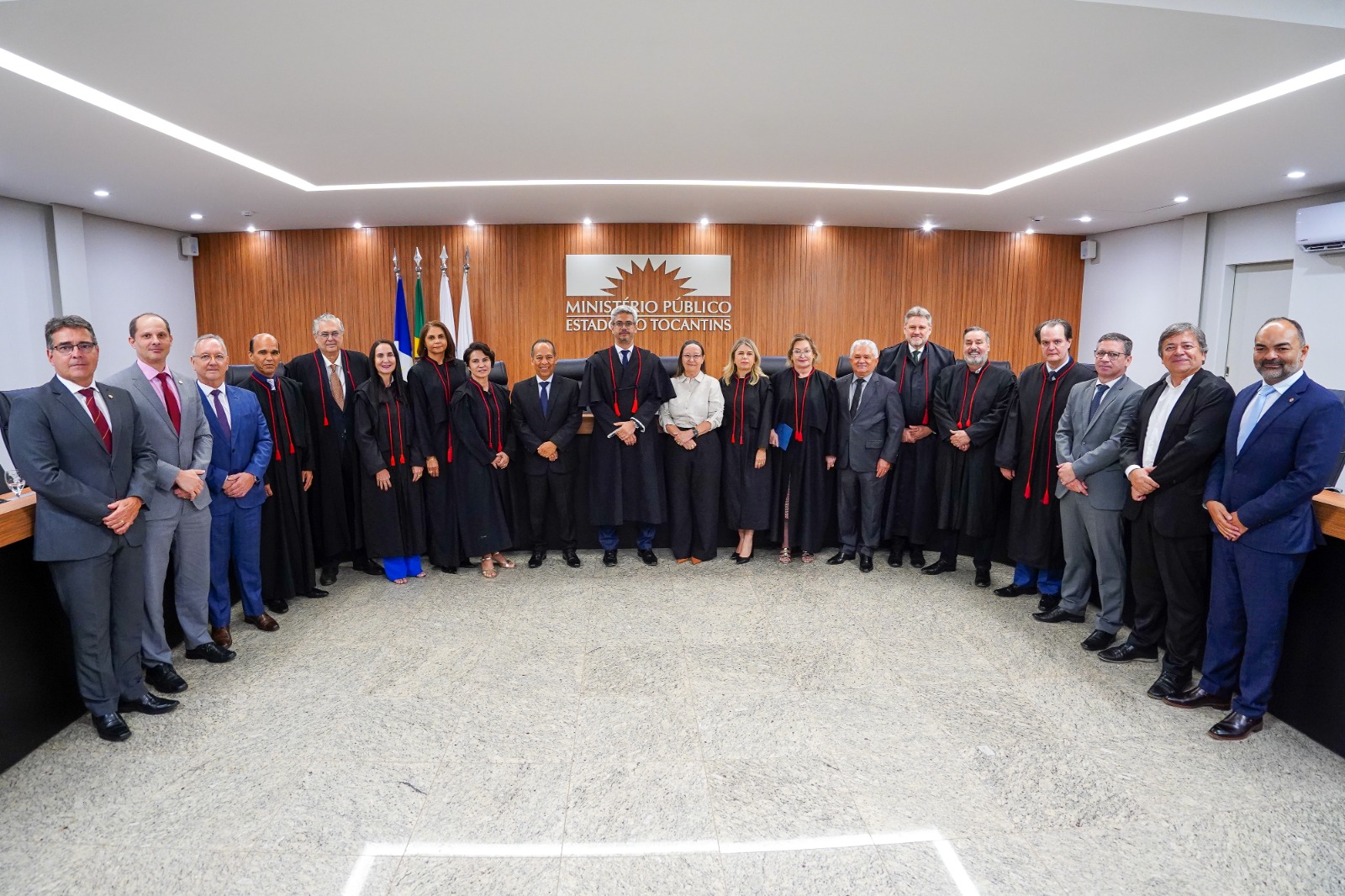 Desembargadores do TJTO e procuradores do MPTO de frente, um ao lado do outro, posando para a foto