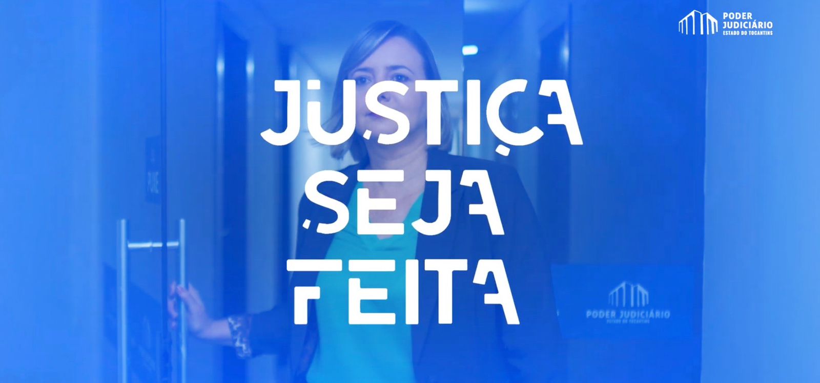 Imagem de uma mulher desfocada ao fundo e à frente em branco escrito justiça seja feita