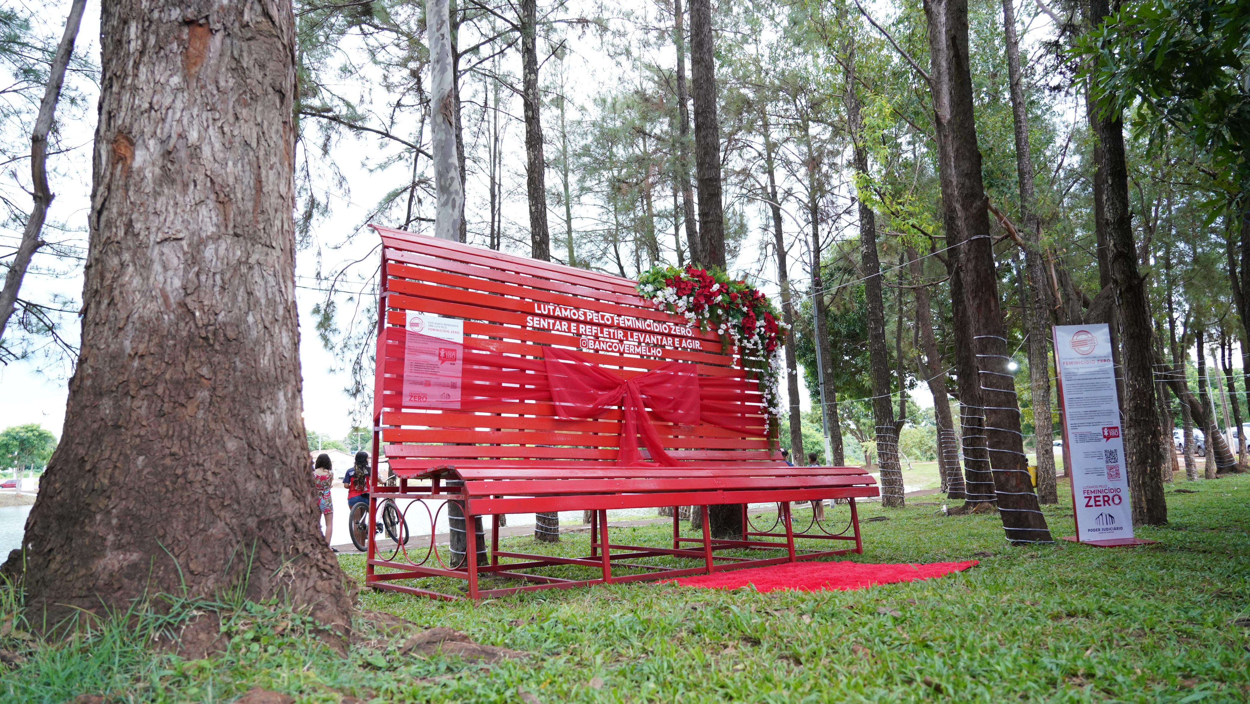 Banco vermelho em uma praça