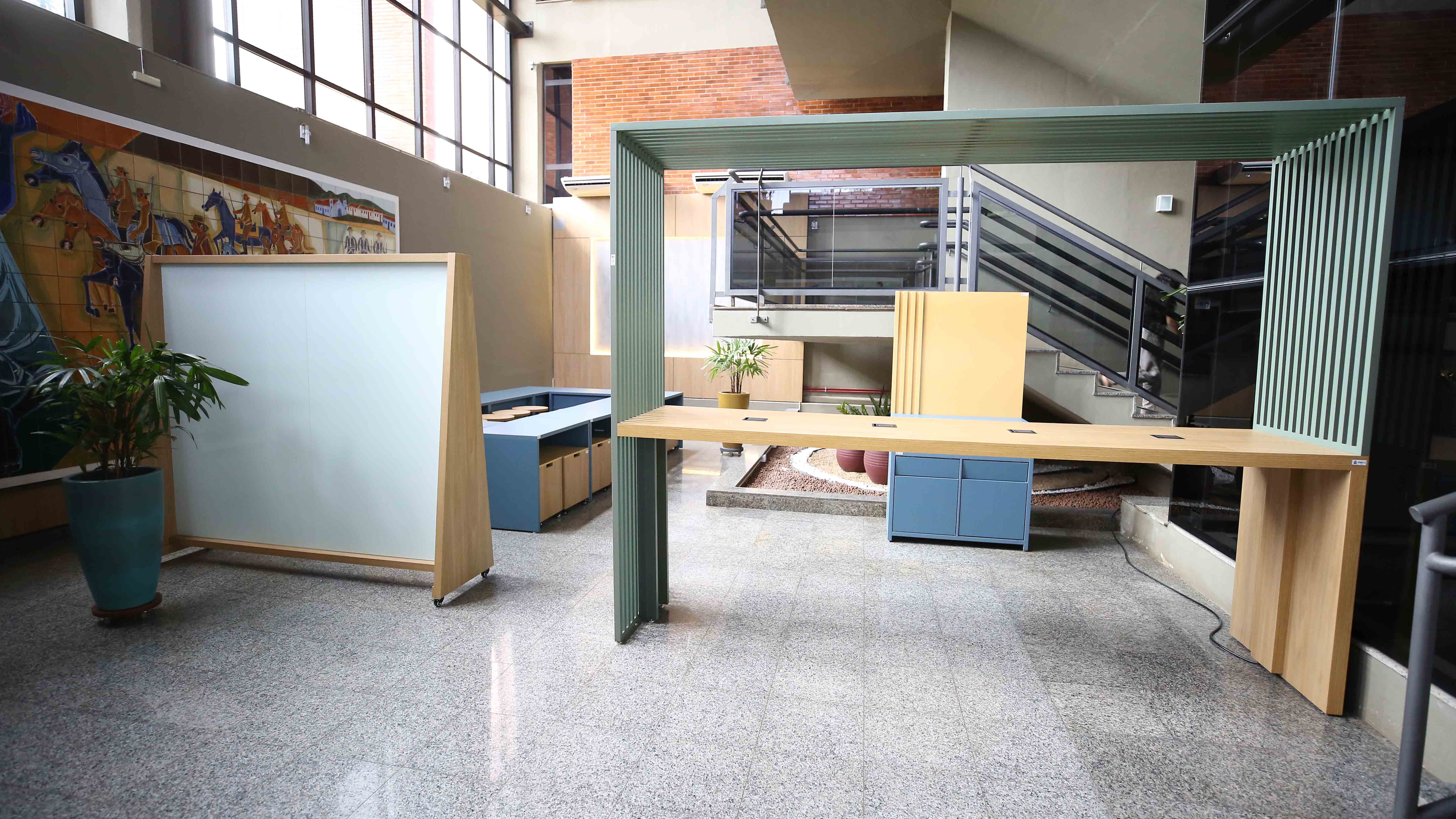 Imagem colorida de um espaço inovador decorado