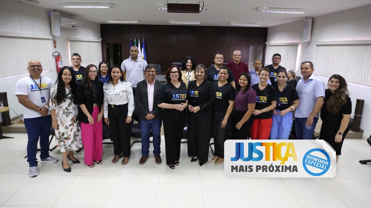 Desembargadora Etelvina (centro) com a equipe do TJTO e da Comarca de Ponte Alta posando para a foto durante visita à sede da comarca