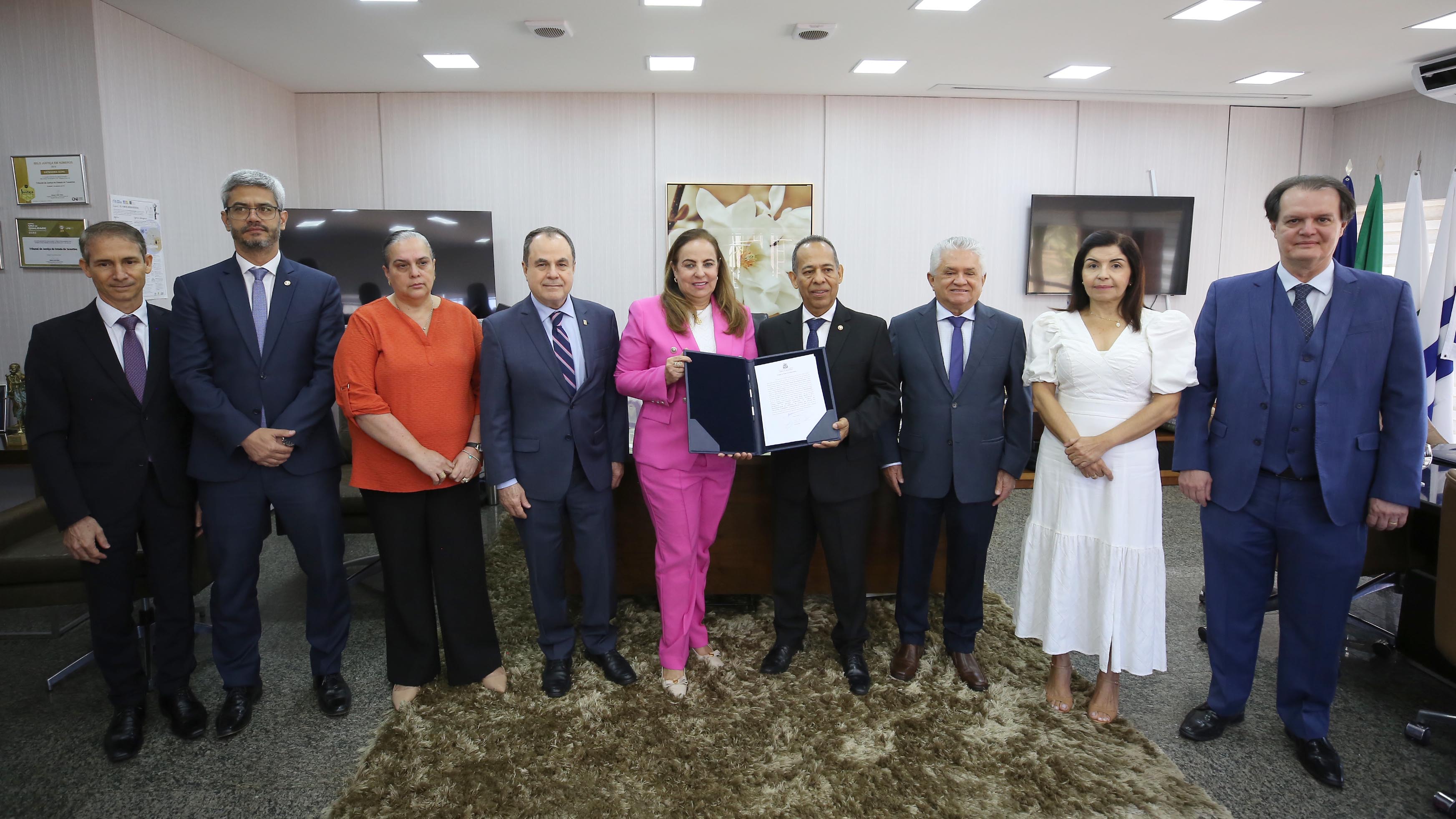 Foto morstra o procurador de Justiça João Rodrigues Filho sendo empossado desembargador ao lado de autoridades do Sistema de Justiça