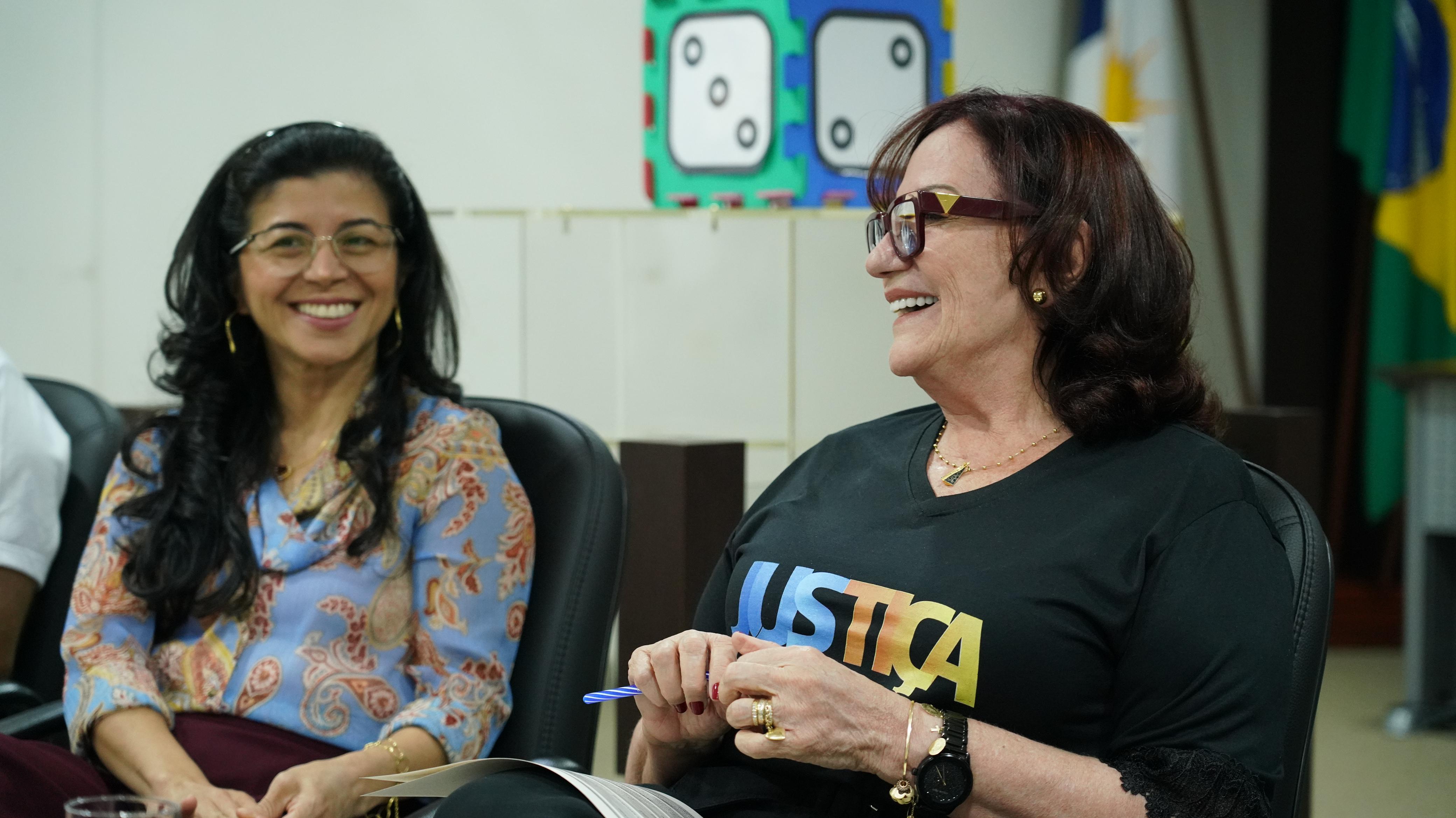À direita, a desembargadora Etelvina Maria em momento de descontração ao lado da juíza Keyla Suely 