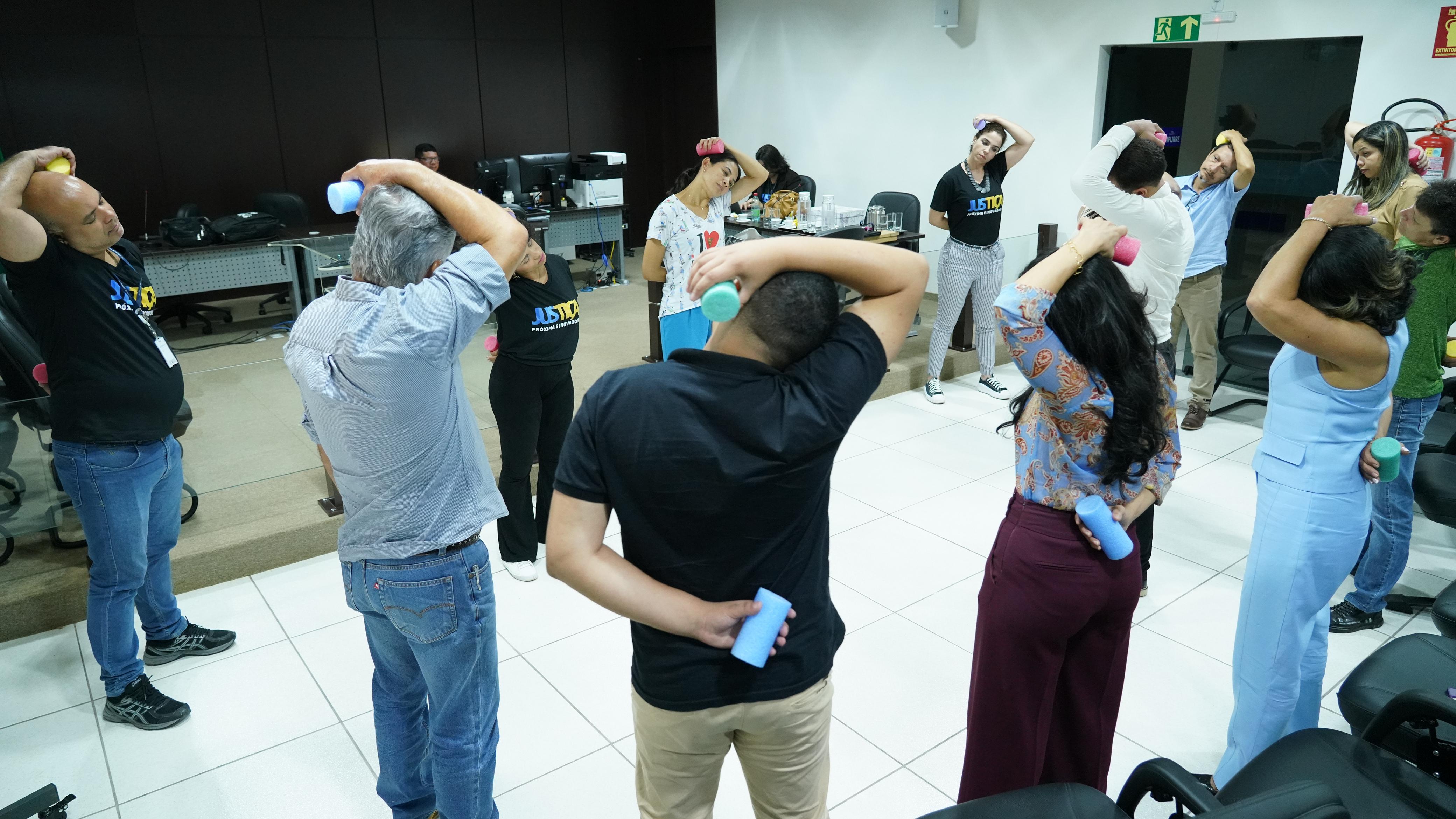 servidores em pé fazendo exercício físico