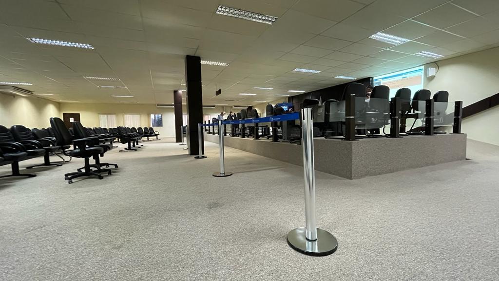 Imagem aberta do salão do Tribunal do Júri vazia  