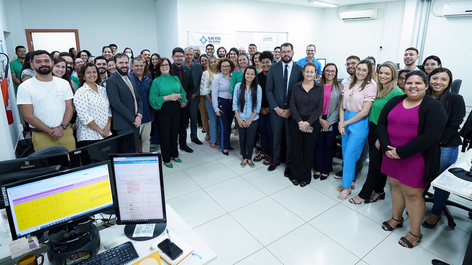Presidente do TJTO em pé, ao lado de diretores, magistrados e equipe do Nacom, na sala de trabalho no Nacom