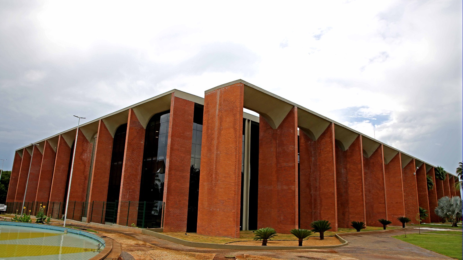 Prédio do Tribunal de Justiça em tijolinho exposto