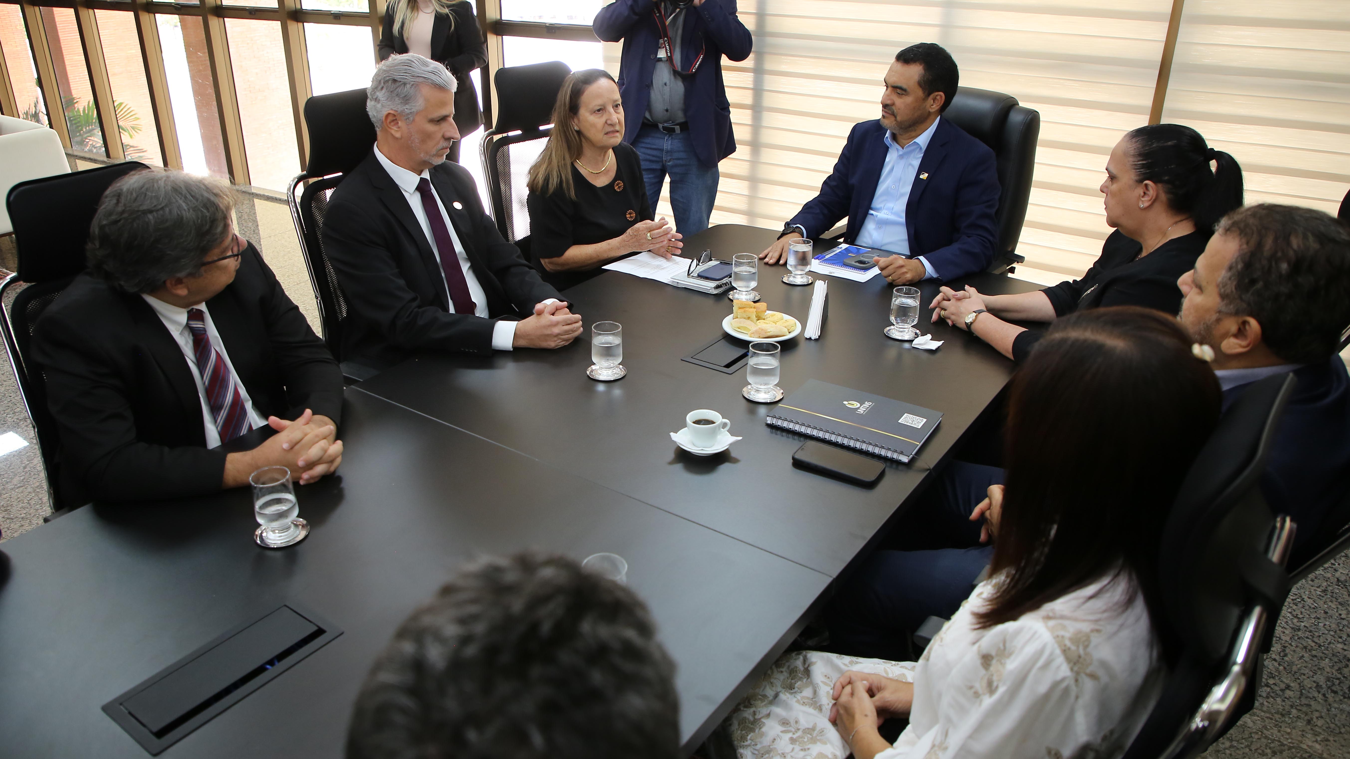 Foto aberta do gabinete do governador onde aparecem sentado à mesa o governador Wanderlei Barbosa, a presidente do TJTO, desembargadora Maysa Vendramini Rosal, a vice-presidente, desembargadora Jacqueline Adorno, juízes auxiliares e secretários de Estado