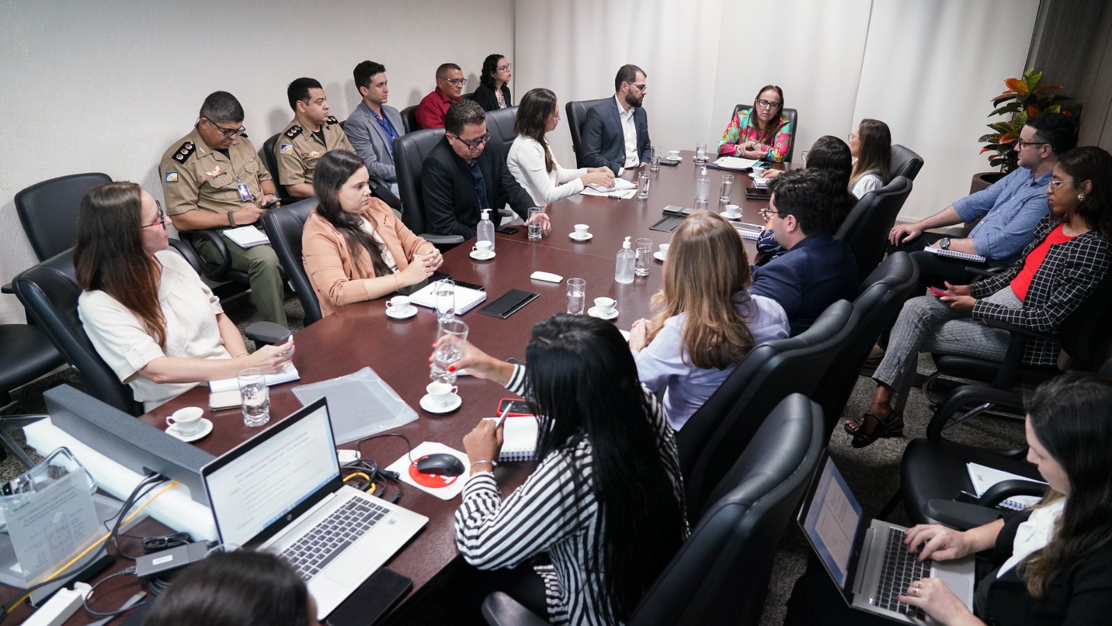 Imagem aberta de uma sala de reuniões onde estão reunidos a desembargadora Ângela Prudente, diretores e representantes da Comissão Gestora do Plano de Logística Sustentável (PLS)