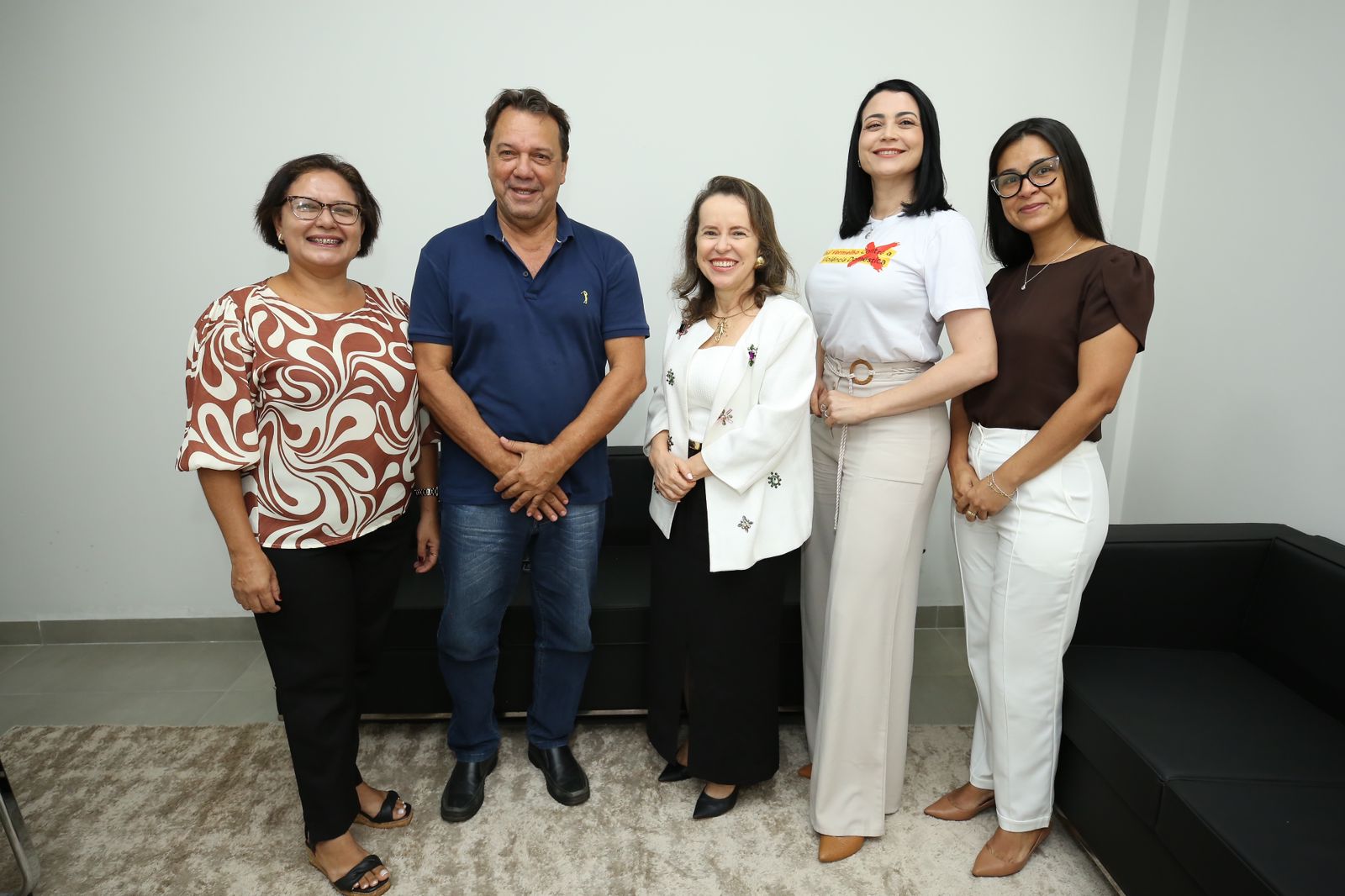 Foto fechada com quatro pessoas em pé, de frente; são quatro mulheres, entre as quais a juíza Cirlene (ao centro) e um homem, o prefeito de Tocantiópolis (2º esquerda)