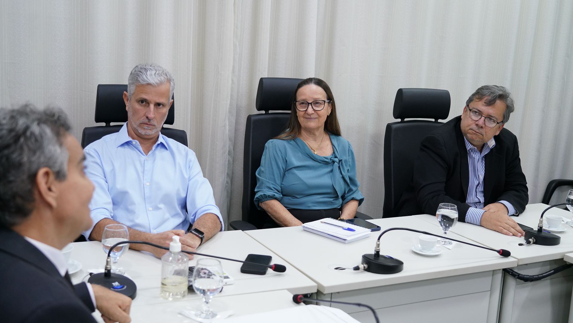 Na imagem estão quatro pessoas sentadas em volta de uma mesa, numa sala de reunião, durante a visita institucional da diretoria da Asmeto a presidência do Tribunal de Justiça do Tocantins.