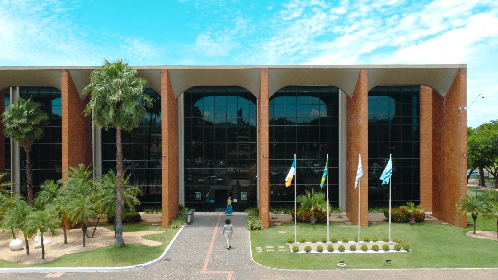 Fachada do prédio do Tribunal de Justiça do Tocantins em tijolinho exposto em colunas e peles de vidro escuro