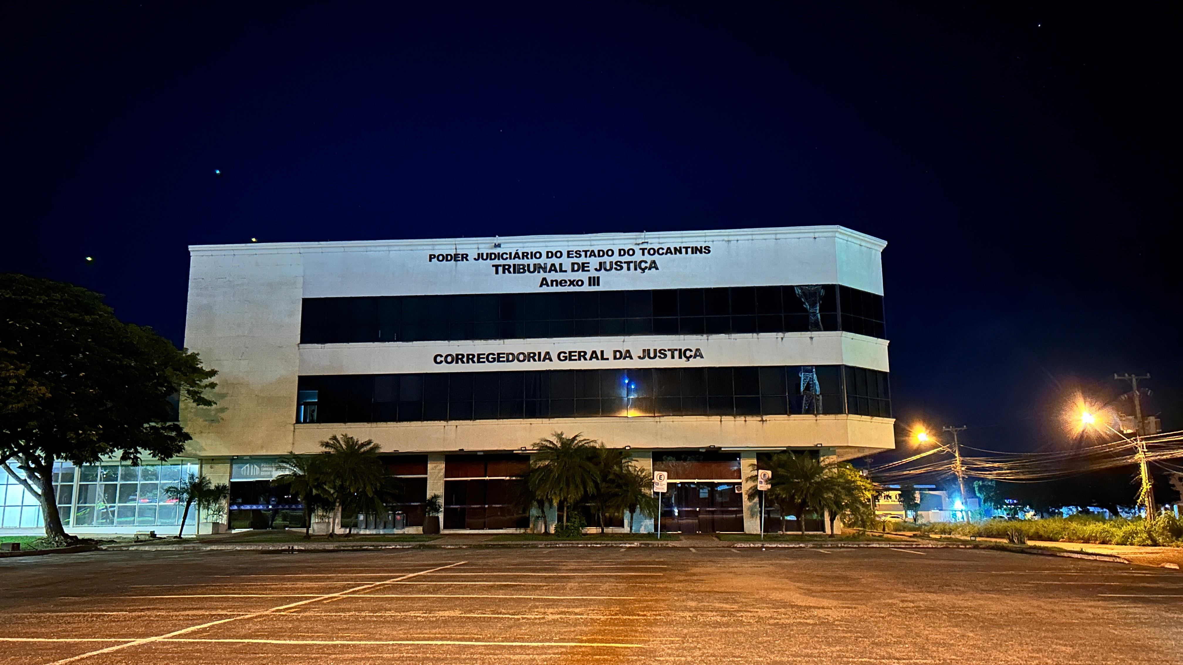 Fachada do prédio da Corregedoria-Geral da Justiça com as luzes apagadas