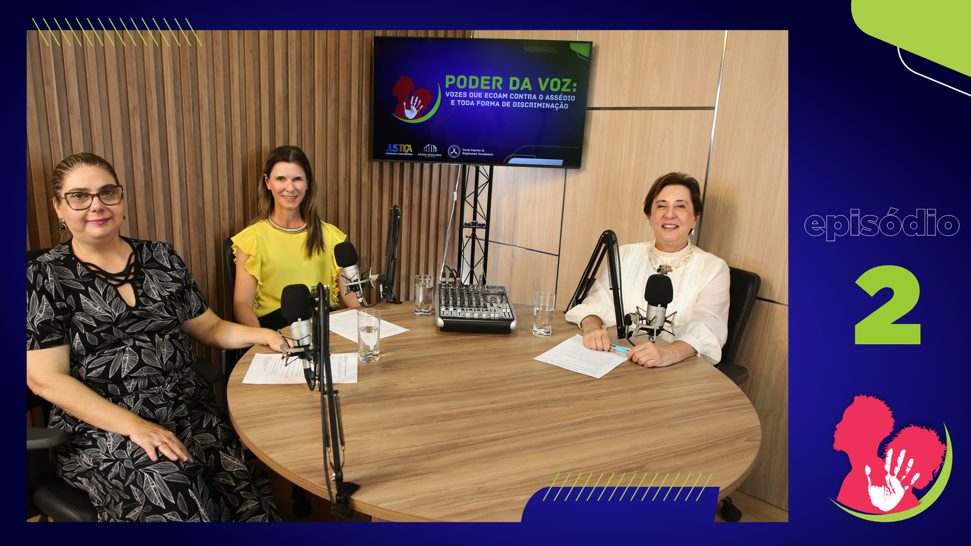 Na imagem aparecem três mulheres em volta de uma mesa redonda, elas estão participando do Podcast. Ao fundo aparece uma TV em destaque aparece: Poder da Voz.