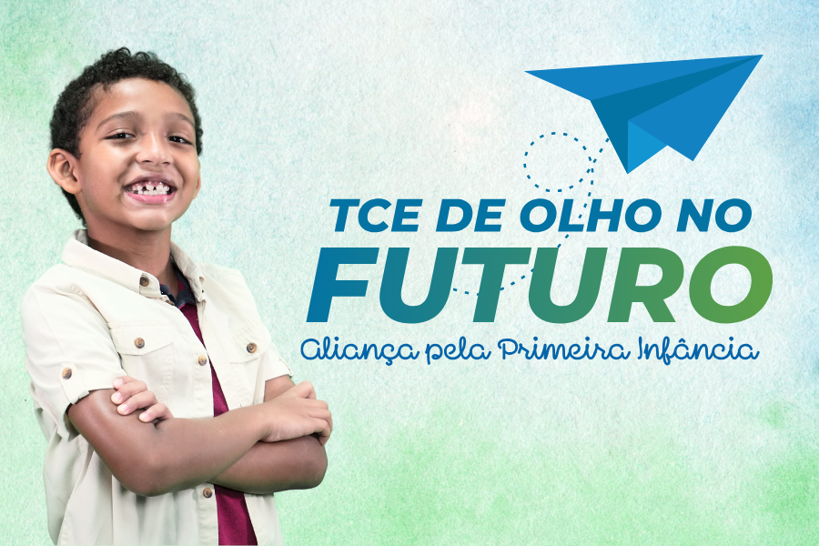 Banner em fundo claro e tons de verde e azul com uma criança sorrindo e com os braços cruzados à esquerda, uma avião de papel azul à direita e os dizeres: TCE de Olho no Futuro aliança pela Primeira Infância