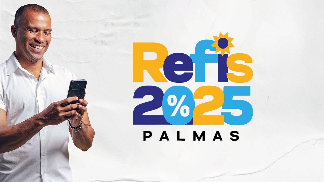 A imagem mostra um homem segurando um smartphone, ao lado, está inserido o texto “Refis 2025 Palmas”.