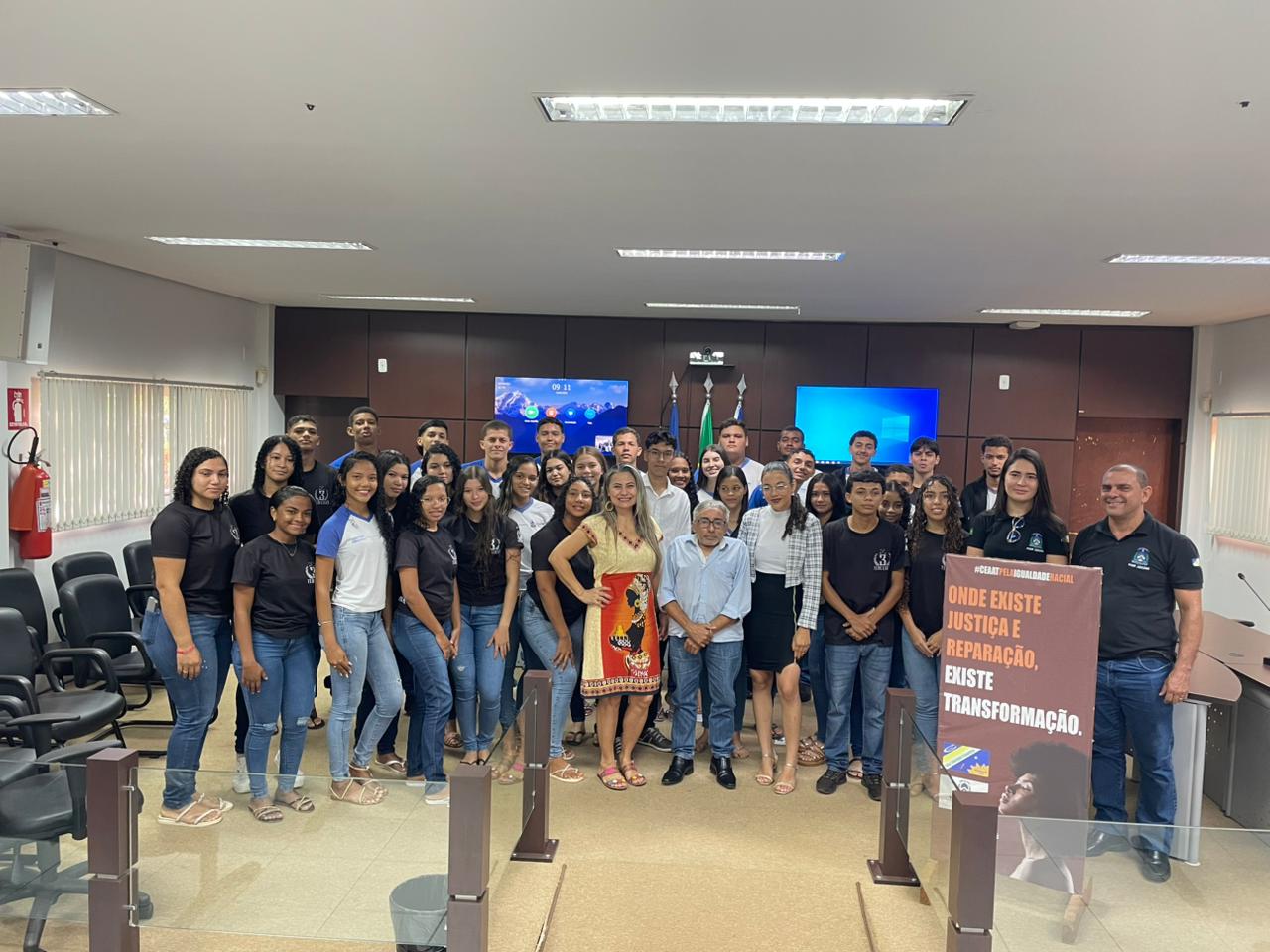 Estudantes, professor e equipe do fórum de Goiatins, em pé, posam para a foto 