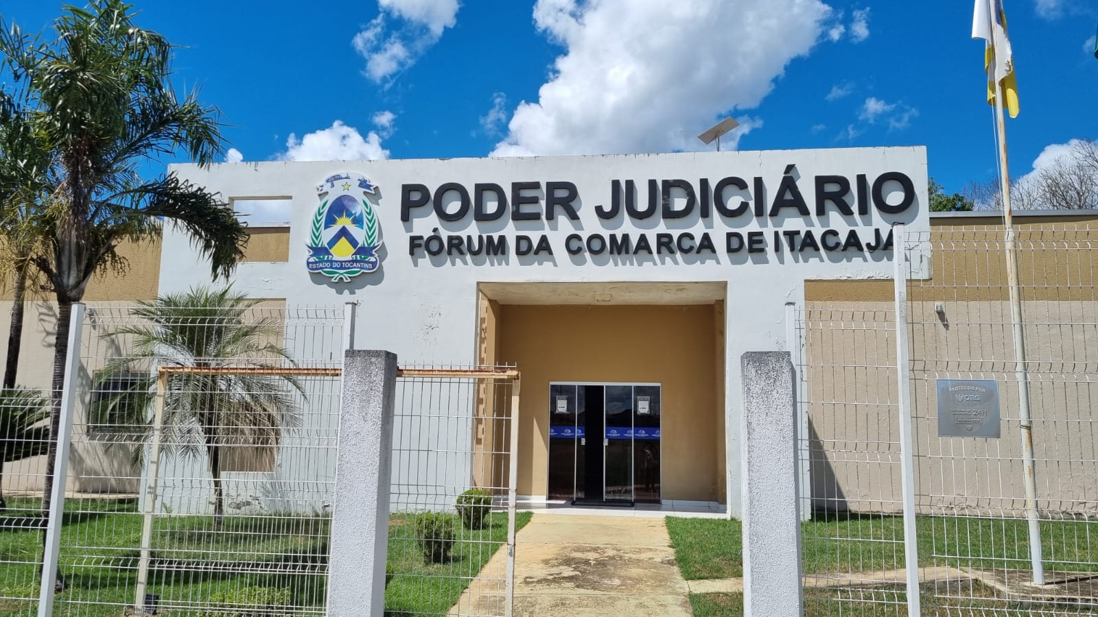 Imagem de uma antena starlink instalada no teto de um prédio