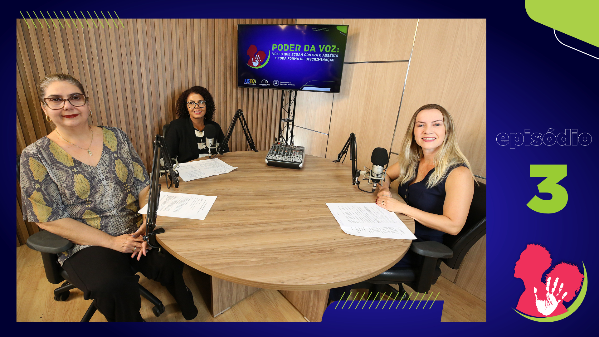 A imagem mostra três mulheres adultas sentadas em torno de uma mesa, em um estúdio de rádio, participando da gravação do Podcast ‘O Poder da Voz’.