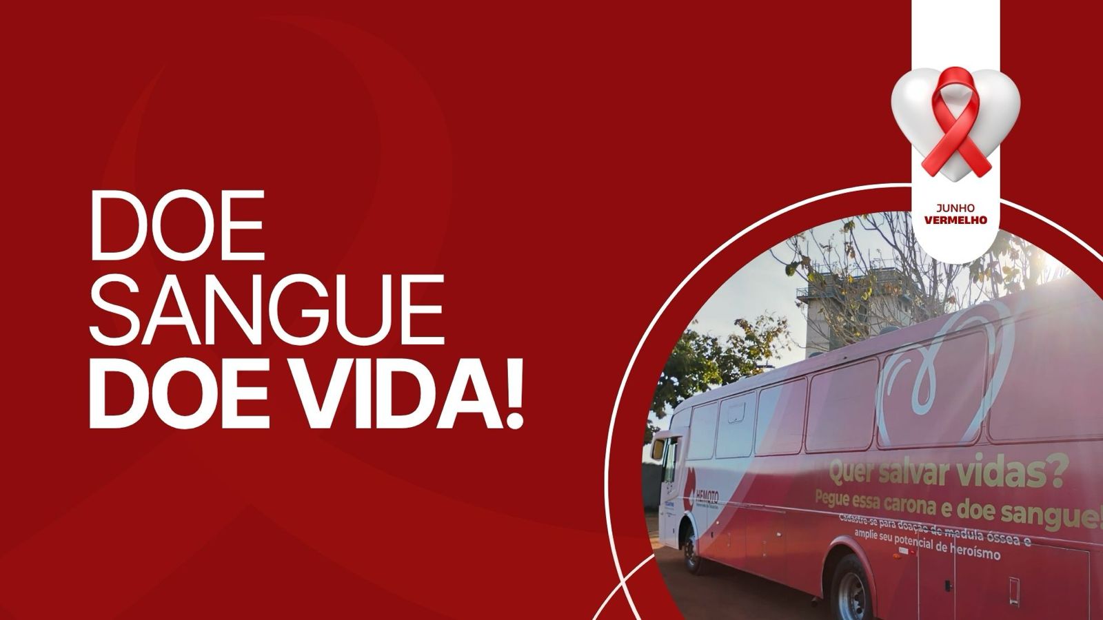 A imagem mostra um ônibus vermelho com adesivos da campanha de doação de sangue, exibindo o slogan "DOE SANGUE DOE VIDA!". As cores predominantes são vermelho e branco, destacando visualmente a mensagem da campanha.