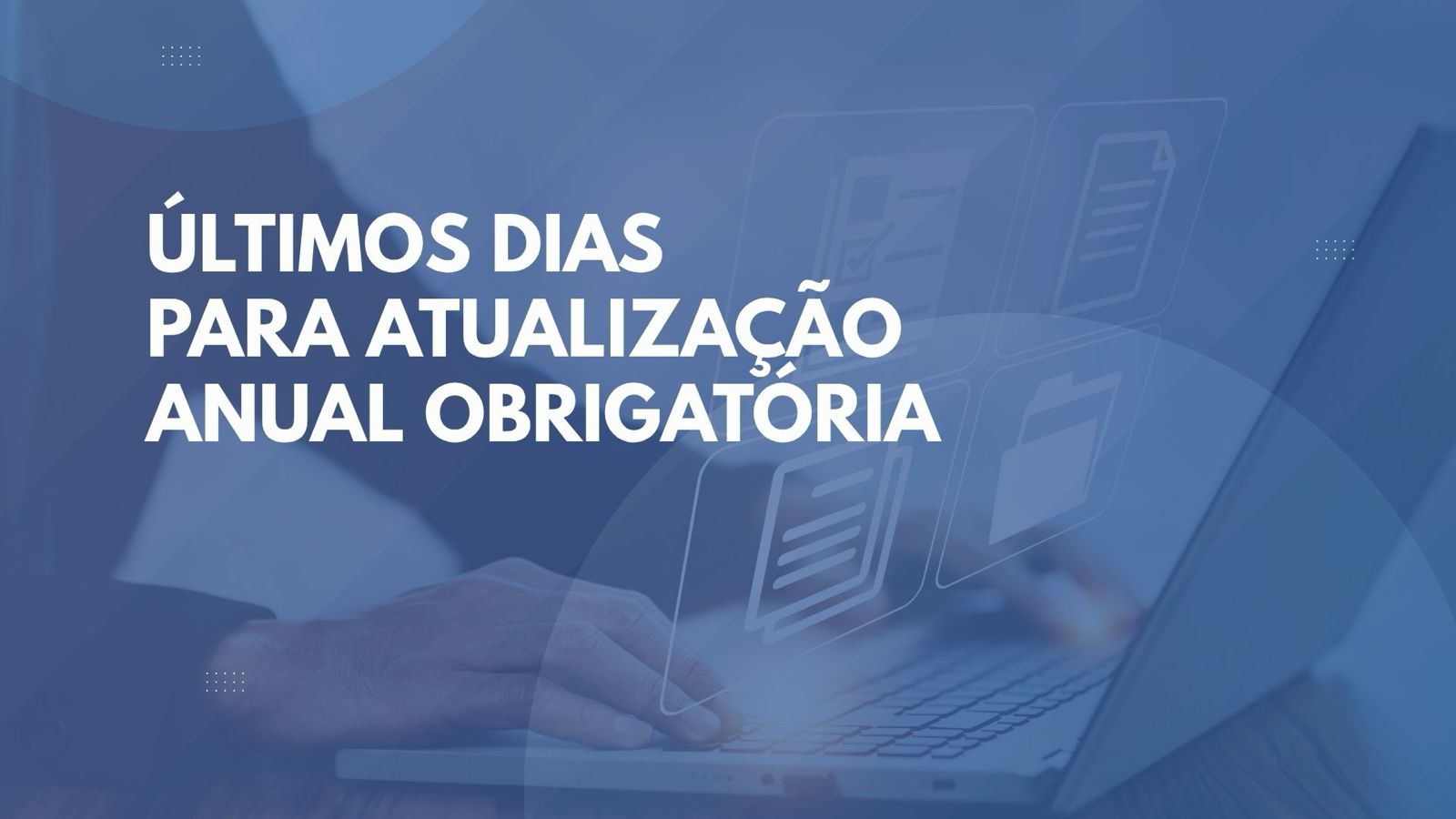 Na imagem aparece a mensagem "últimos dias para atualização anual obrigatória". No fundo aparece uma pessoa utilizando um computador.