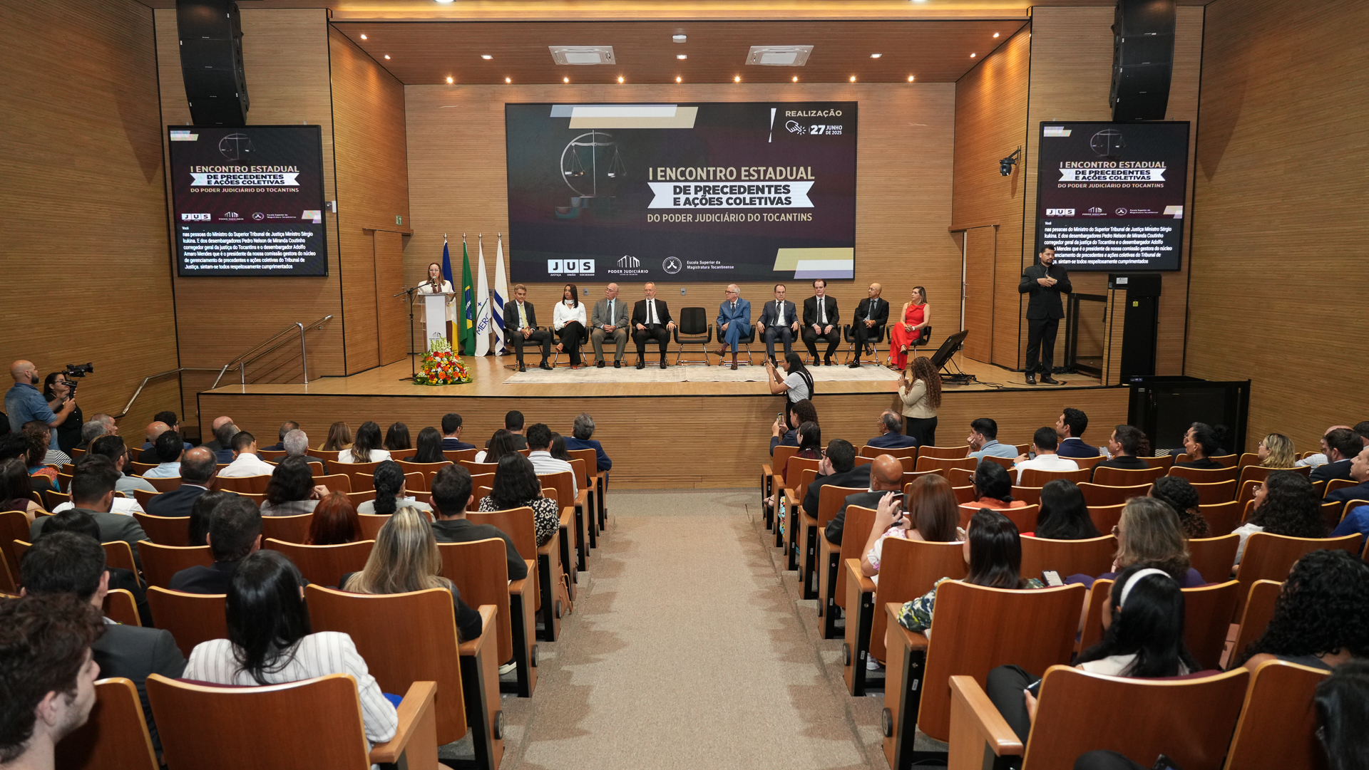 Imagem aberta do auditório do TJTO, mostrando o público sentado e as autoridades no palco