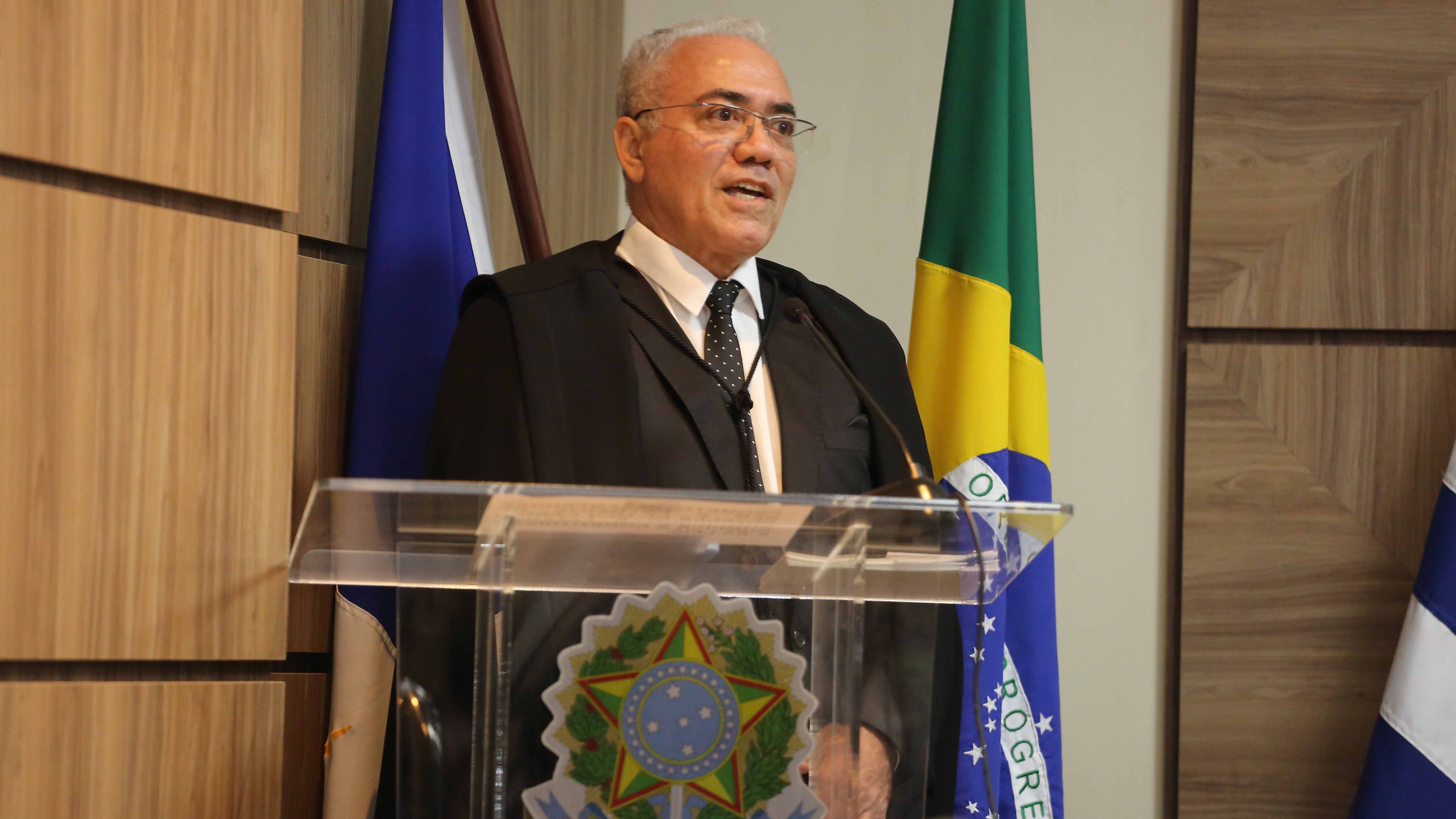Homem pardo, de cabelos grisalhos, trajando toga, durante discurso de posse como presidente do TRE-TO, desembargador Adolfo Amaro