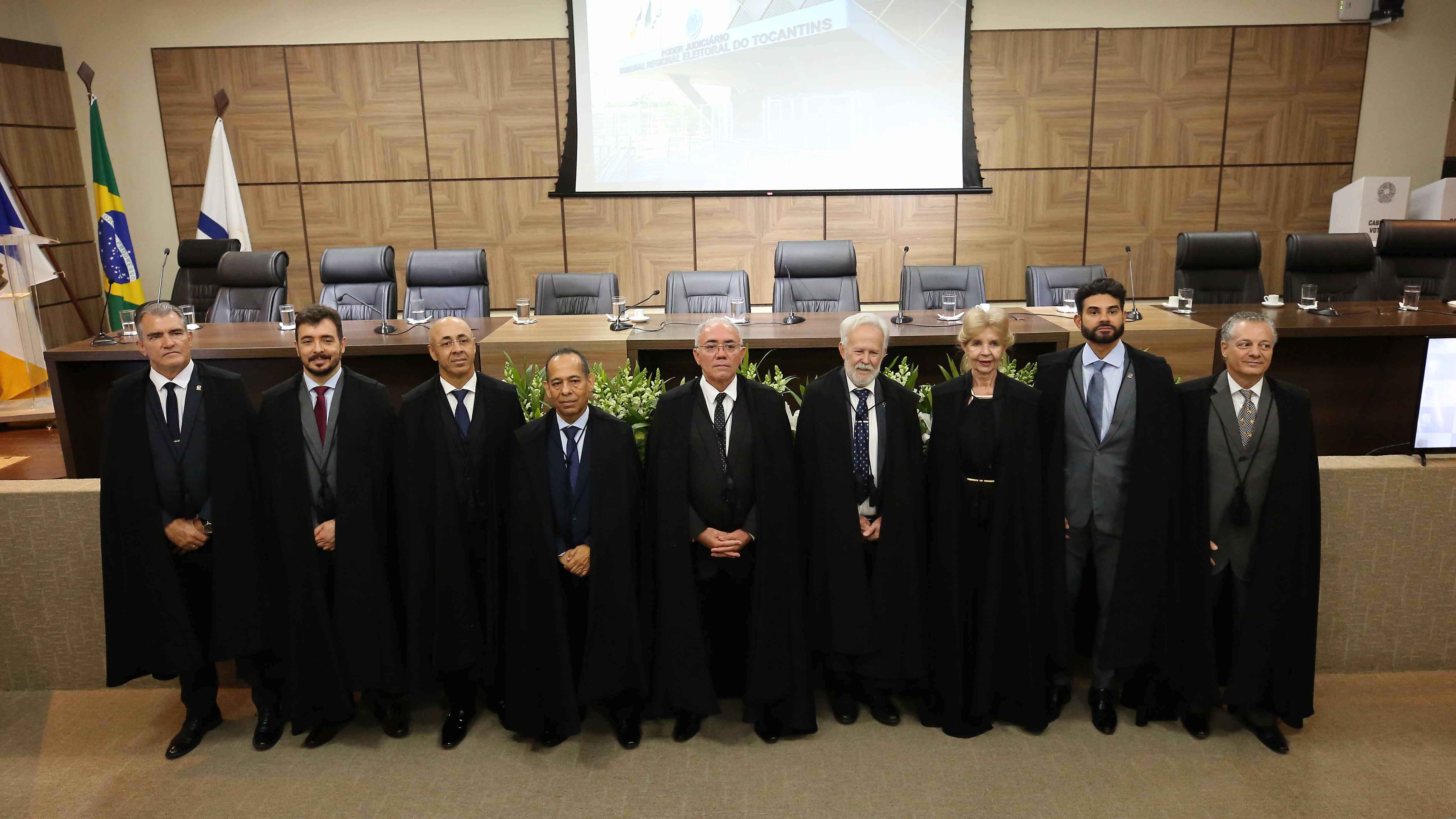 Homens e mulheres de toga em plenário do TRE-TO durante posse de mesa diretora