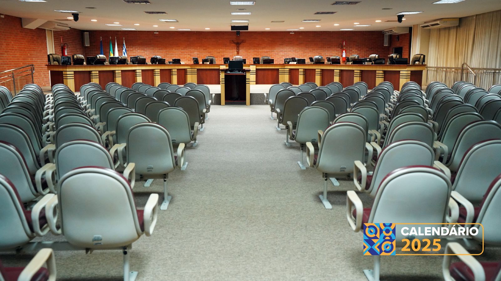 Foto de auditório vazio ilustrando o tribunal pleno do TJTO