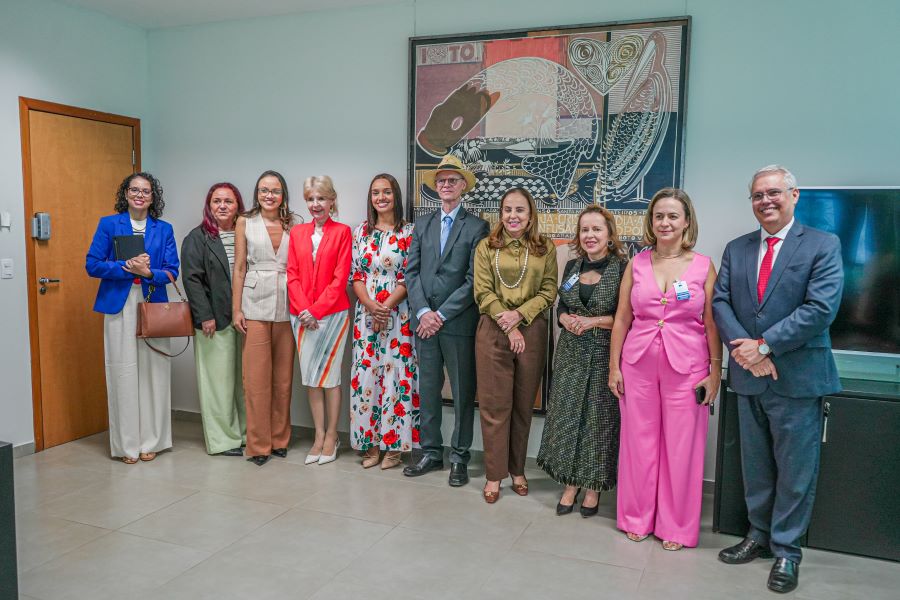 Magistradas do TJTO com integrantes do projeto Maria nas Comunidades e conselheiros do TCETO posam para foto