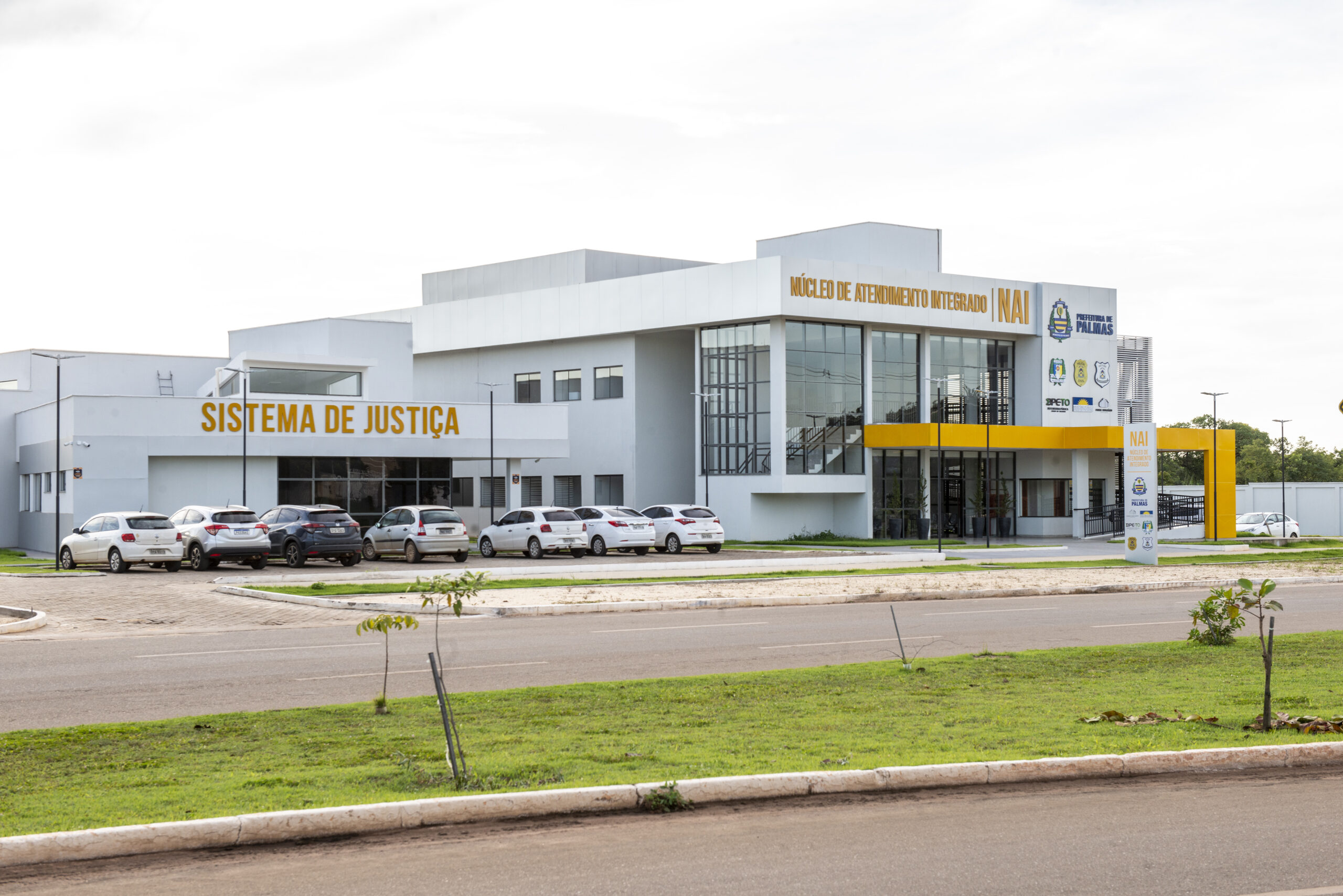 Foto de sede do núcleo de atendimento ao adolescente na cor branca com detalhes amarelos