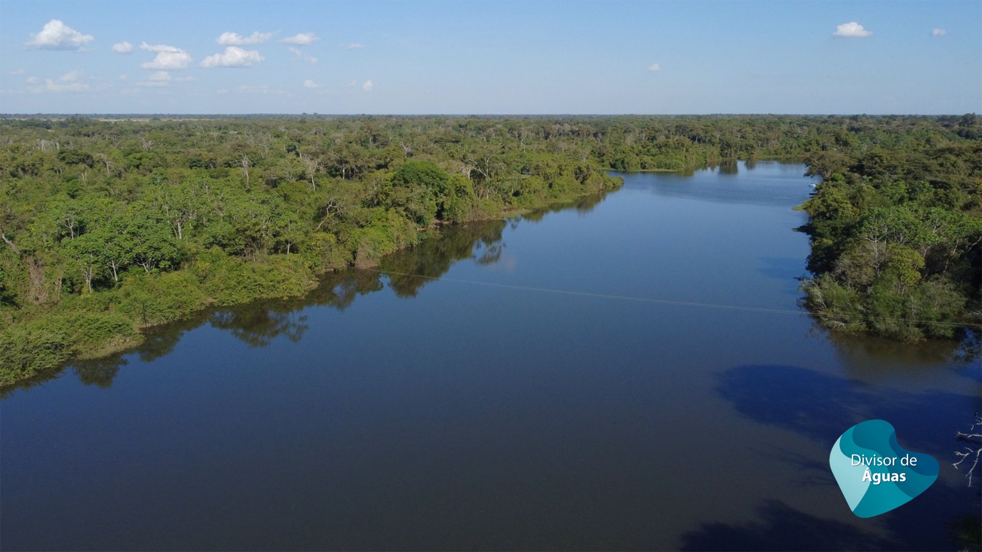 Foto aberta e aérea de rio que faz parte da Bacia do Rio Formoso; a imagem mostra água e parte da vegetação que margeia o reservatório