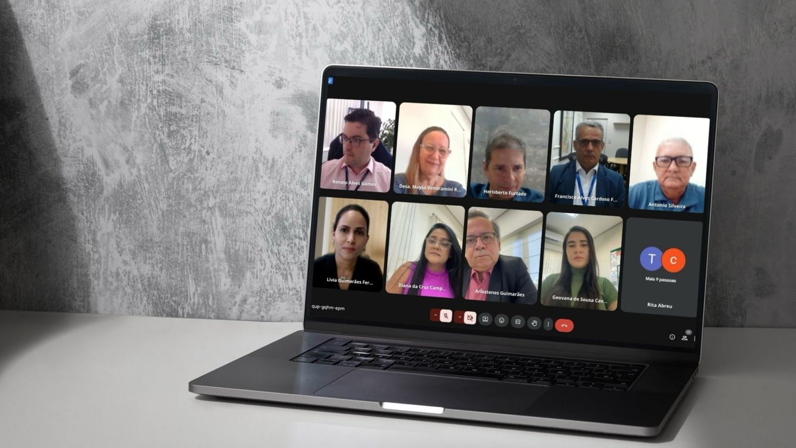 Imagem de um notebook com várias janelas abertas com imagem de pessoas participando de uma reunião virtual