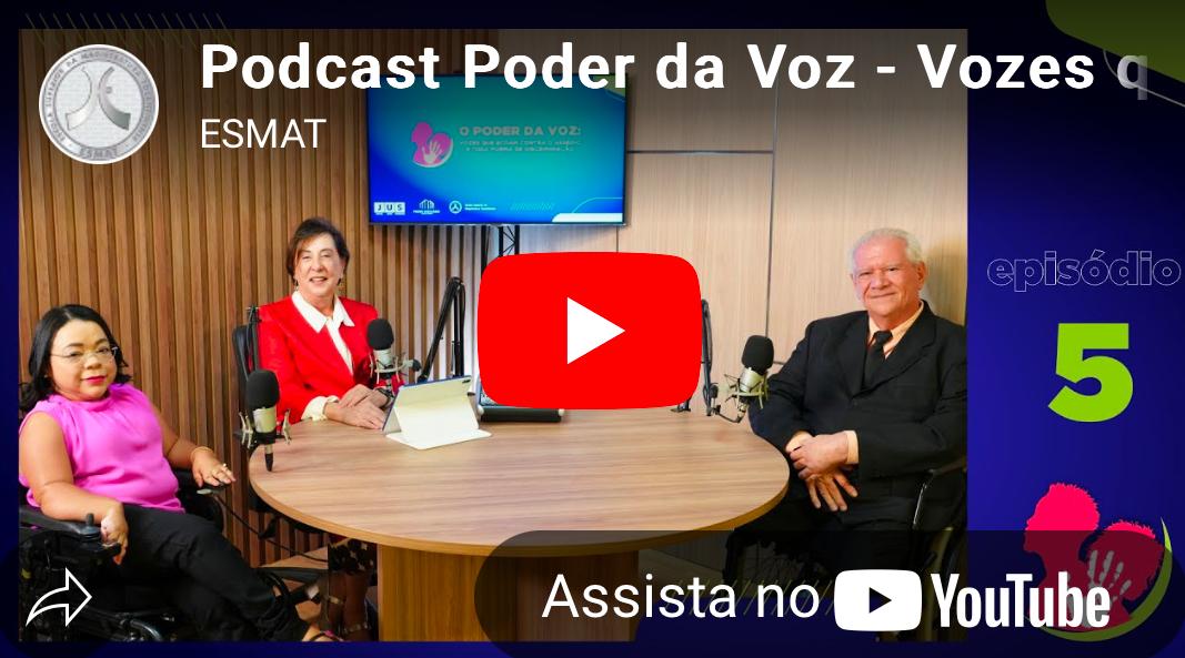 A imagem mostra o estúdio de gravação da Esmat durante a gravação de um episódio de podcast. Três pessoas estão sentadas em torno de uma mesa redonda, com microfones posicionados à frente, concentradas na conversa.