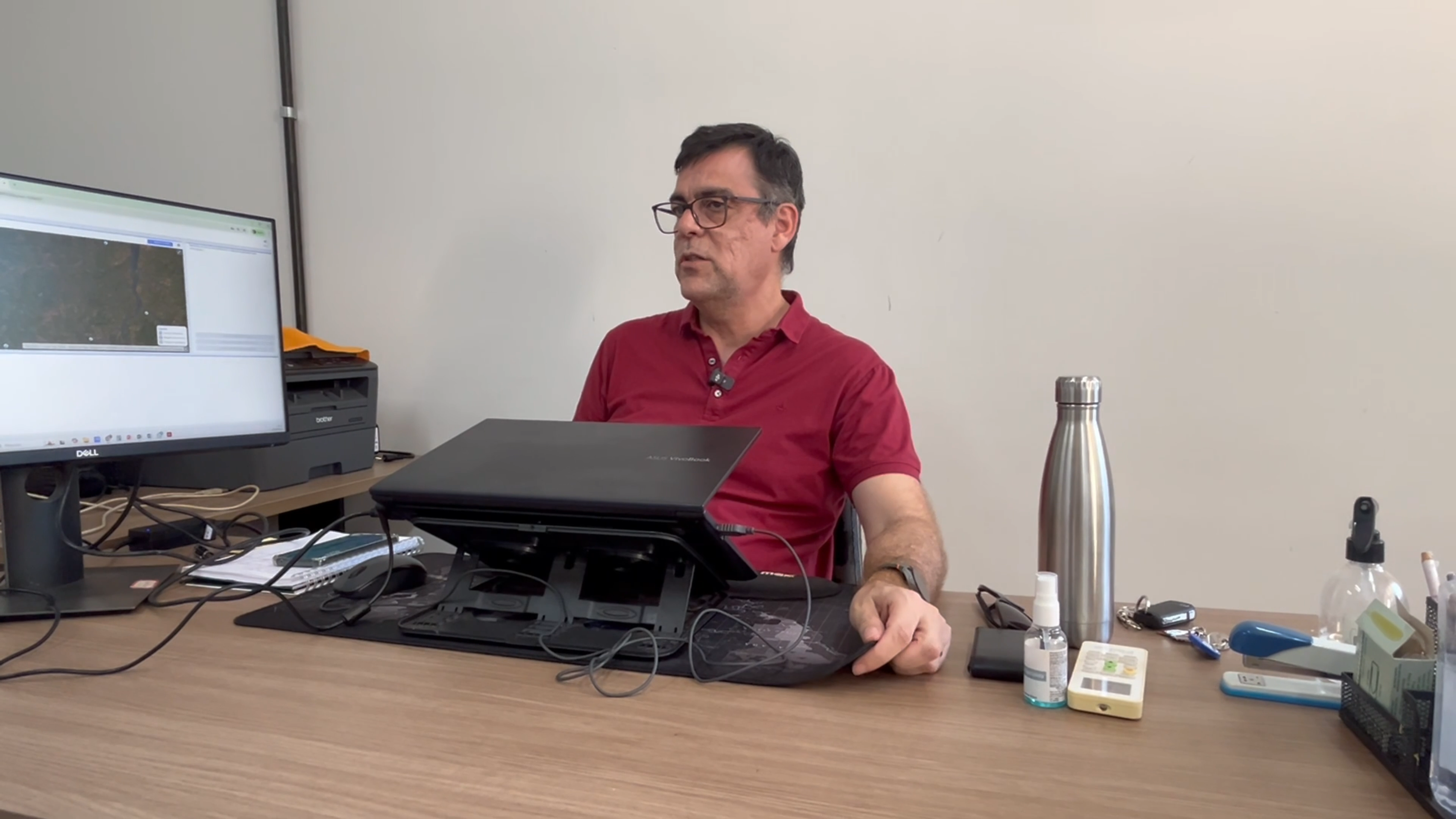 Professor Fernan Vergara, homem branco, cabelos escuros; ele usa óculos e camisa vermelha