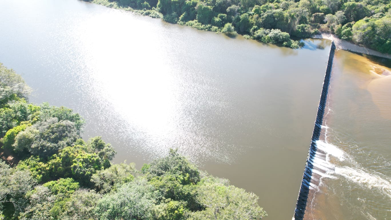imagem aérea de uma barragem com elevatória