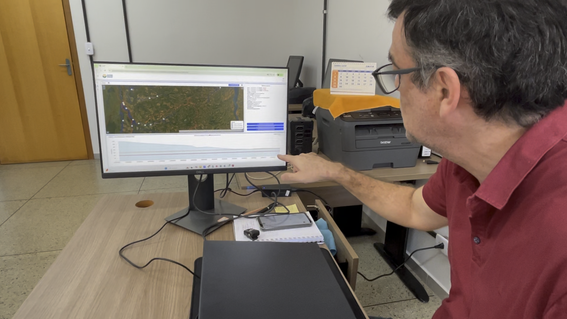 Professor mostra o sistema GAN no monitor