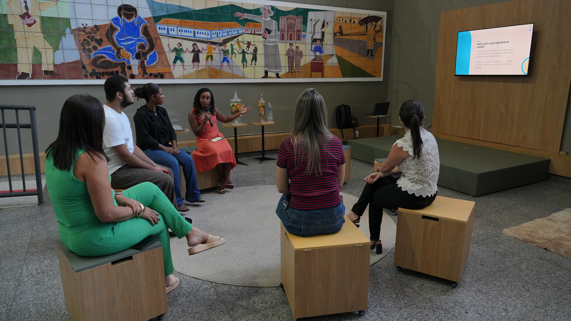 A imagem mostra várias pessoas sentadas em círculo, durante o Dia D’ de Saúde no Tribunal de Justiça do Tocantins.
