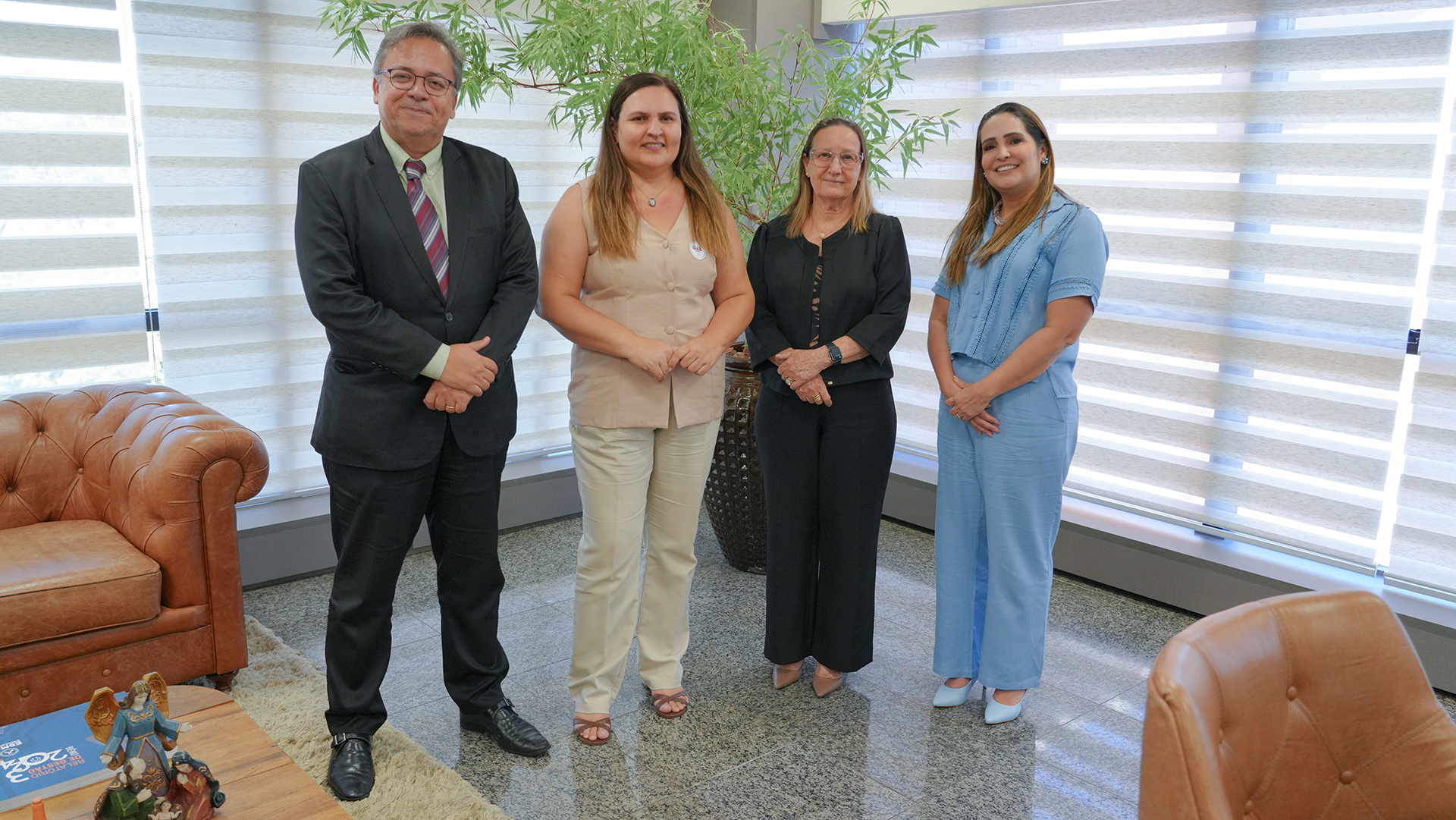Desembargadora Maysa com as representantes da instituição e o juiz Arióstenis, em pé, posam para a foto