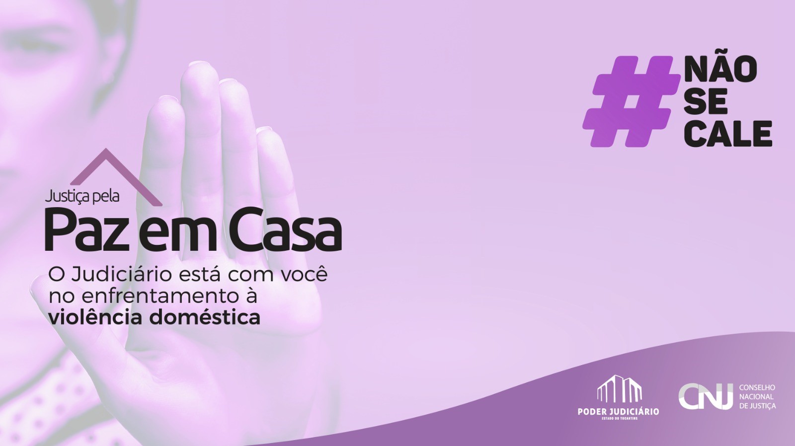 Banner da campanha de conscientização sobre violência doméstica, com foco na Semana Justiça Pela Paz em Casa. A arte tem o tom lilás claro e suave e destaca a mão espalmada, dando a impressão de um gesto de proteção e força.  O texto "Paz em Casa" e as frases de apoio estão em destaque no centro, enfatizando a mensagem central. O fundo, sem outros elementos visuais além da cor e alguns logos institucionais, concentra toda a atenção no conteúdo textual. 