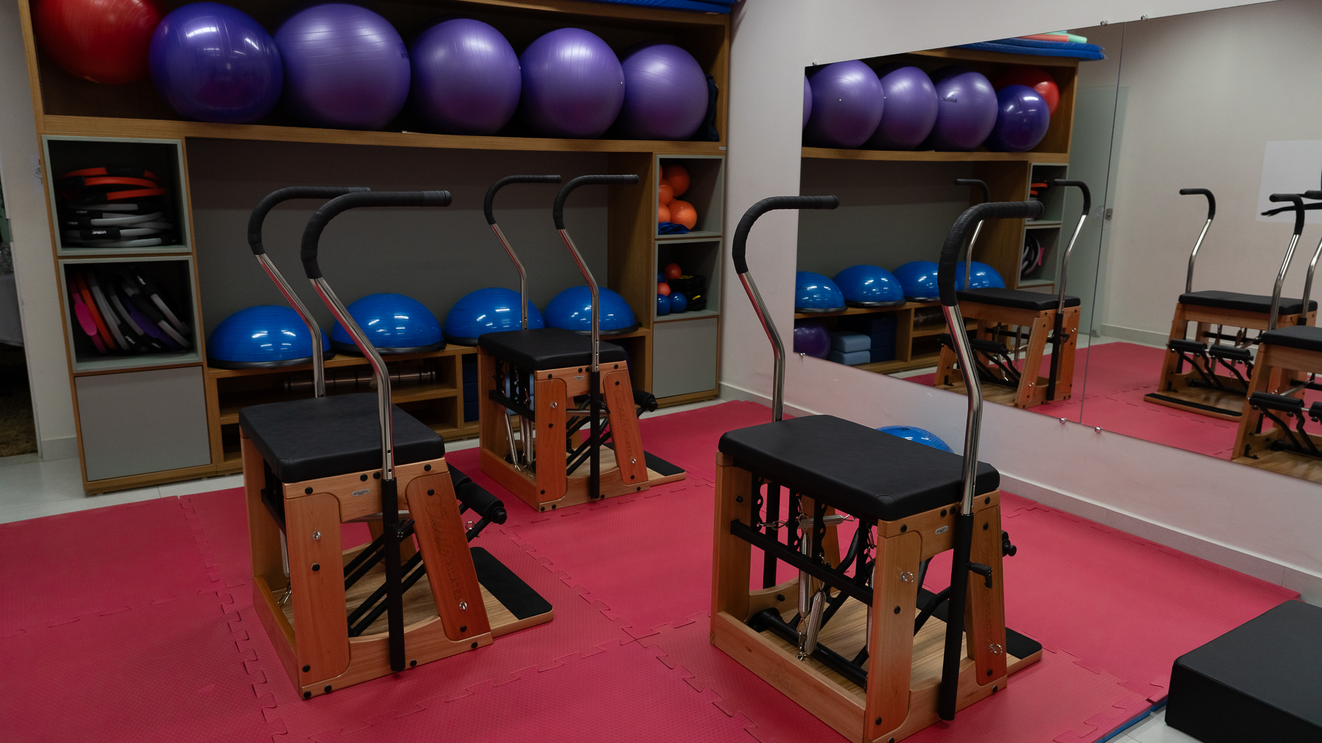 Inauguração de sala de pilates do TJTO com aparelhos e bolas