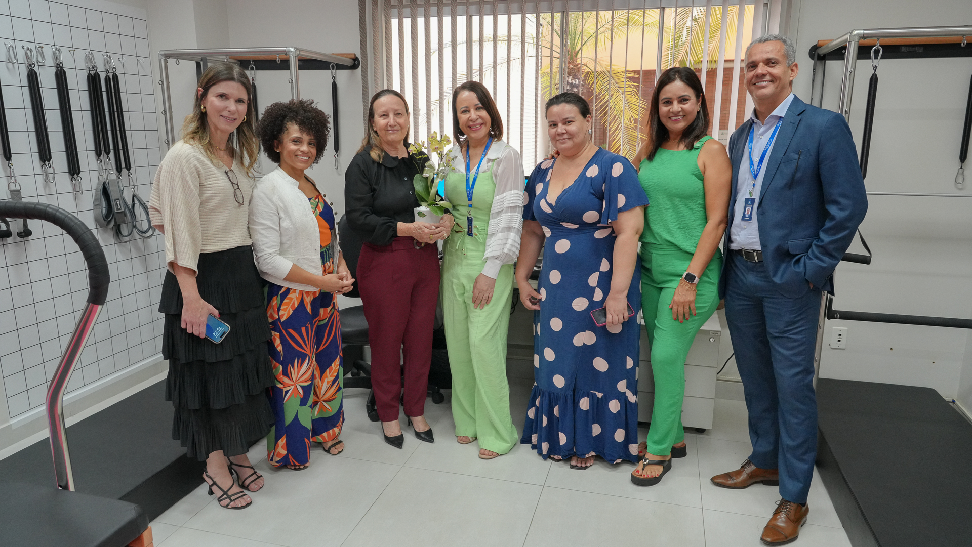 Homens e mulheres em pé posando para foto durante inauguração de sala de pilates do TJTO