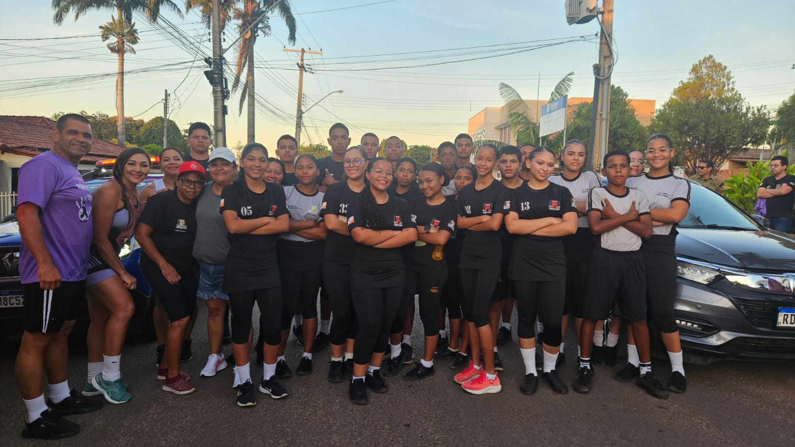 Alunos do Colégio Militar uniformizados para participação na corrida
