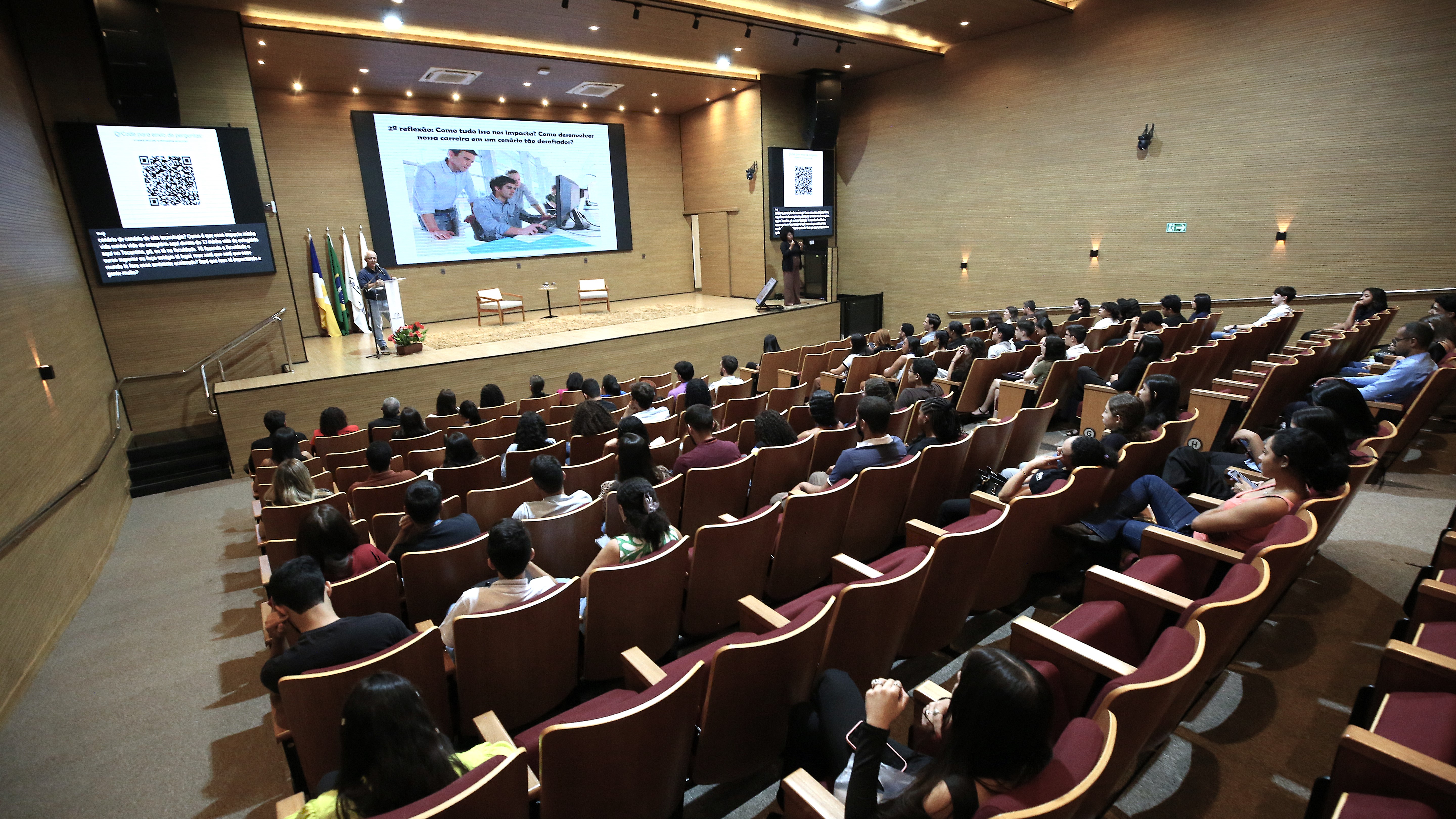 A imagem mostra o auditório do Tribunal de Justiça do Tocantins durante a palestra ‘O Profissional do Futuro’, ministrada pelo consultor Roberto Souza de Morais. O evento fez parte da programação em homenagem ao Dia do Estagiário e da Estagiária, celebrado em 18 de agosto.