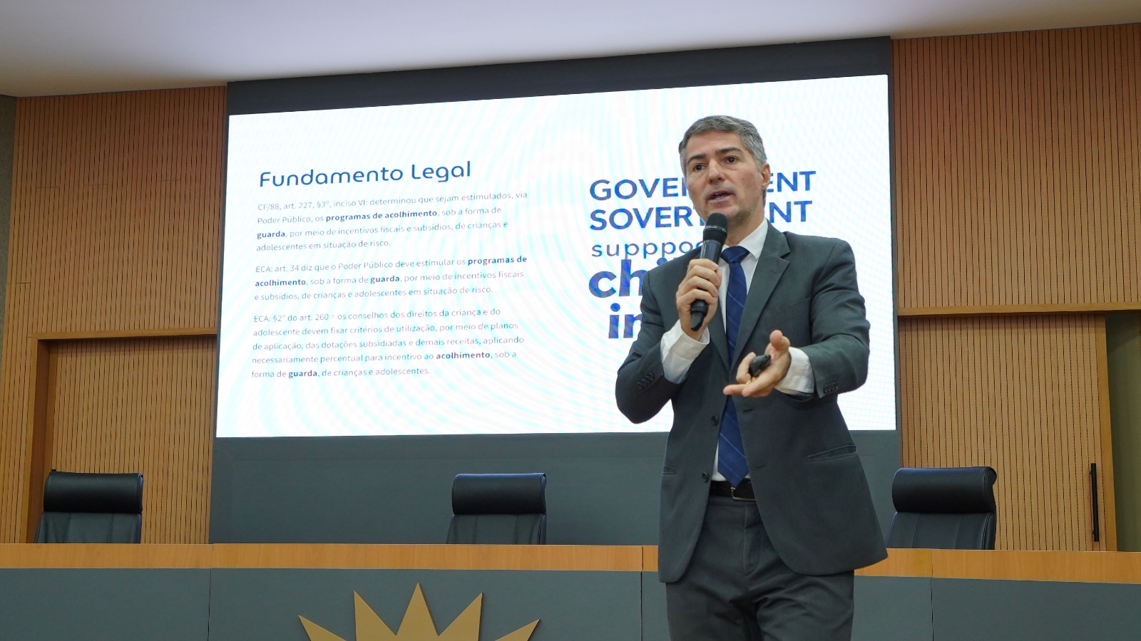 Promotor de Justiça fala durante seminário; ele é um homem branco de cabelos grisalhos e usa trajes formais.