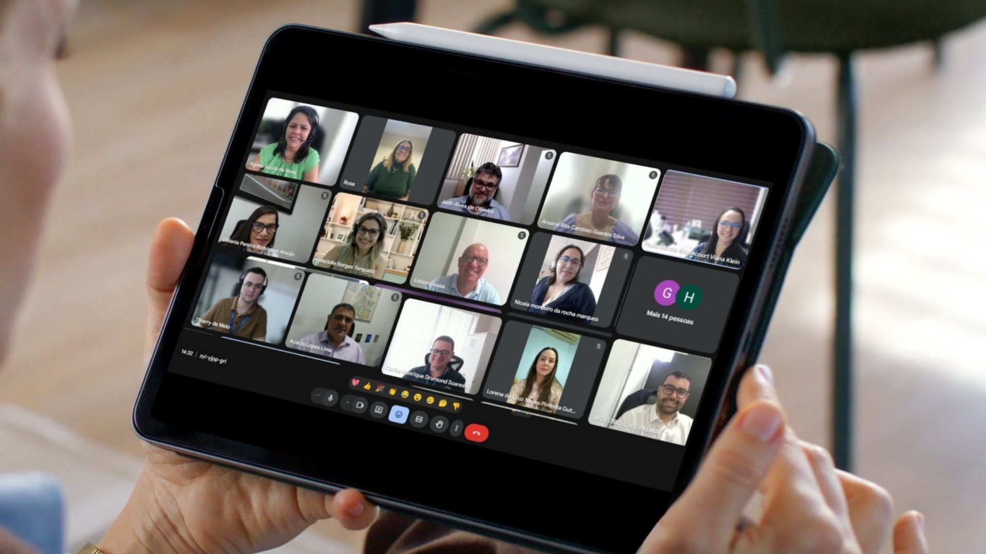 Imagem mostra uma tela de tablet com várias janelas pequenas, cada uma contendo a imagem de uma pessoa.