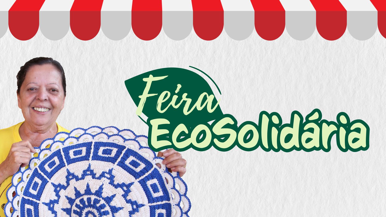 Mulher idosa, de pele clara, cabelos escuros presos e sorriso largo, veste camiseta amarela e segura uma peça artesanal redonda de crochê nas cores azul e branco. À direita, em destaque, está o letreiro “Feira EcoSolidária” escrito em letras verdes com estilo descontraído, sendo a palavra "Feira" sobre uma folha estilizada. Acima, há uma ilustração de toldo vermelho e branco, remetendo a uma barraca de feira. O fundo da imagem é branco com textura suave.