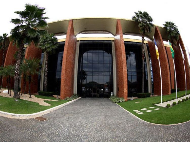 Fachada do prédio do Tribunal de Justiça do Tocantins em tijolinho exposto em colunas e peles de vidro escuro