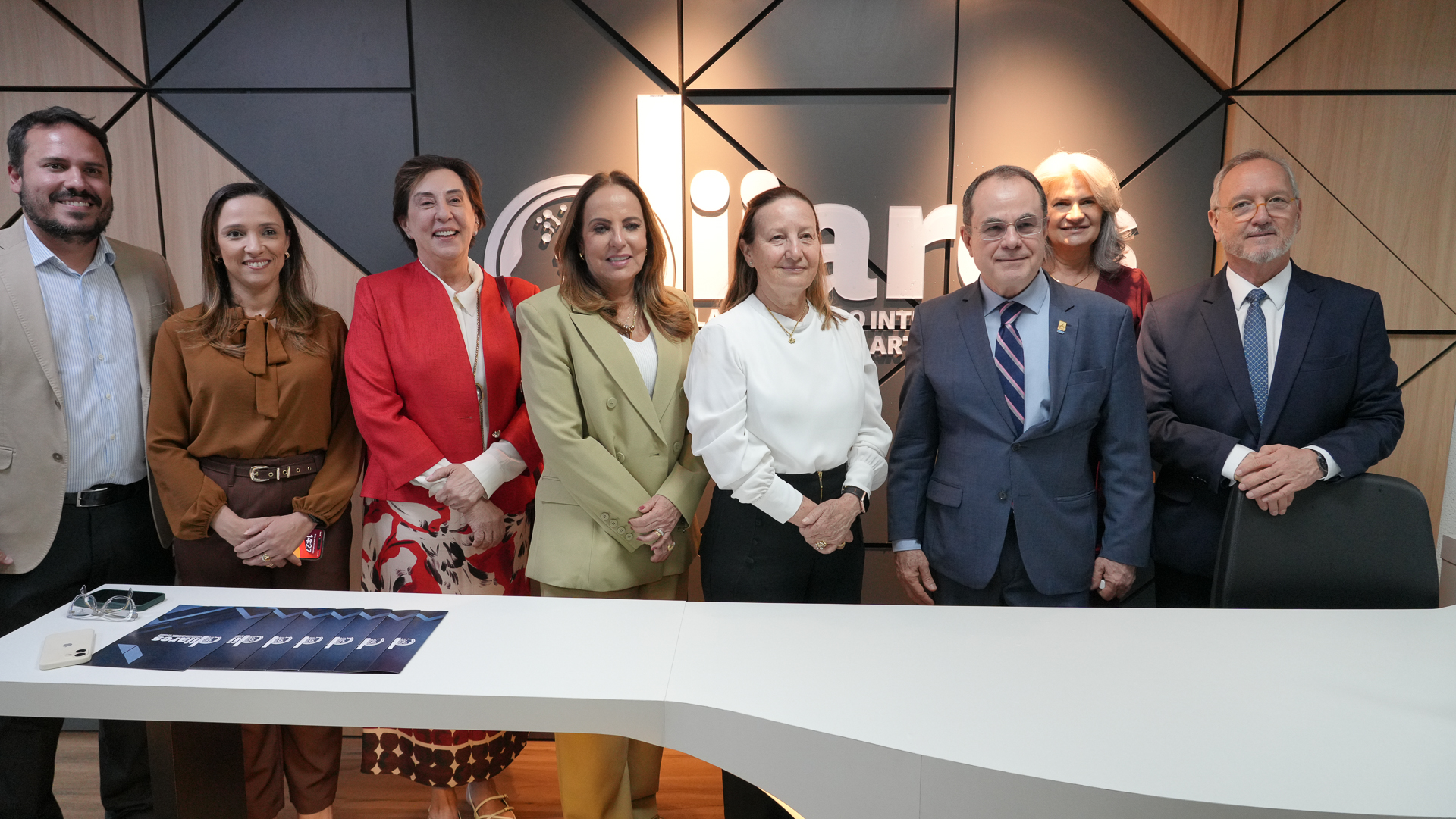 Desembargadores e diretores, sendo cinco mulheres e três homens, em pé, posam para a foto