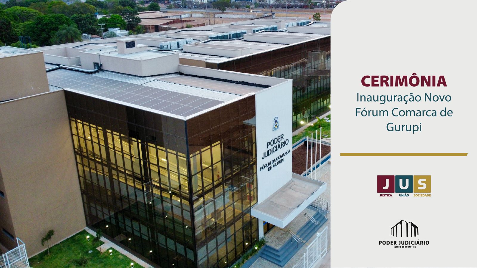 Prédio marrom com bege do fórum de Gurupi e ao lado informando sobre a inauguração